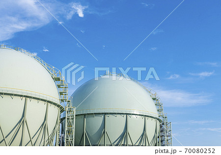 青空とガスタンク(エネルギーイメージ) 青空とガスタンク(エネルギーイメージ) 70080252