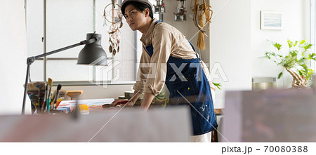 アトリエの男性 70080388