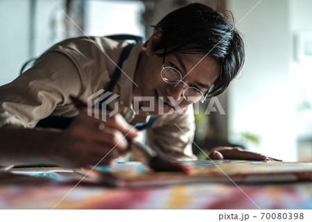 アトリエの男性 70080398