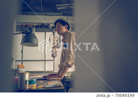 アトリエの男性 70080399
