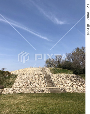 整えられた前方後円墳(鉤型古墳)の公園 整えられた前方後円墳(鉤型古墳)の公園 70081124