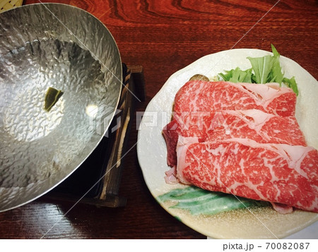 レストラン卓上に置かれた調理する前の霜降り牛肉と鍋 写真素材 レストラン卓上に置かれた調理する前の霜降り牛肉と鍋 写真素材 70082087