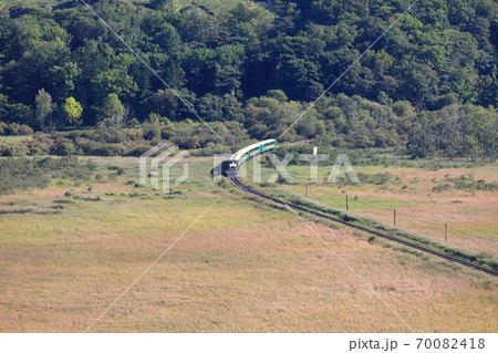 釧路湿原を行くくしろ湿原ノロッコ号、夢ケ丘展望台から 70082418