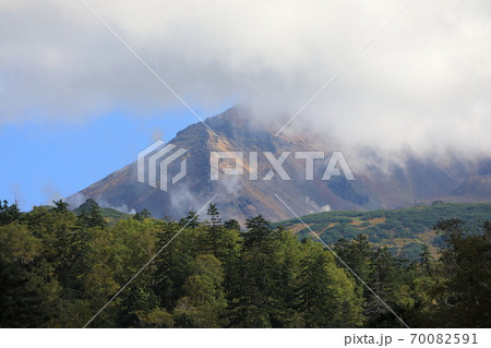 北海道の旭岳 70082591