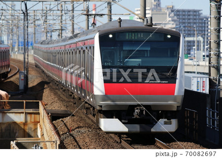 Jr東日本 晴れた日のお昼 舞浜駅に入る京葉線の快速列車の写真素材