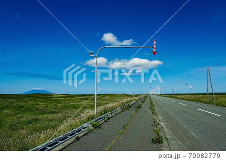 利尻富士とオトンルイ風力発電所(北海道 幌延町) 利尻富士とオトンルイ風力発電所(北海道 幌延町) 70082779