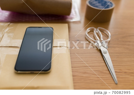 封筒とスマートフォン 70082995