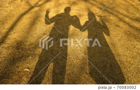 男女のシルエット 70083002