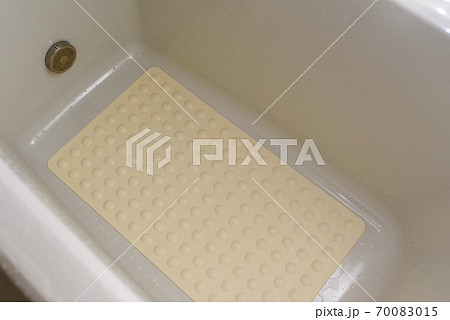 浴槽に滑り止めを設置 70083015