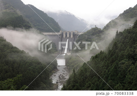 吉野川水系銅山川、放流中の富郷ダム 70083338