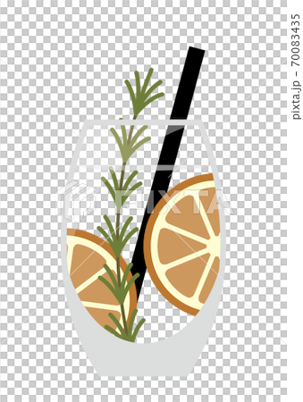 オレンジスライスの入った飲み物 70083435