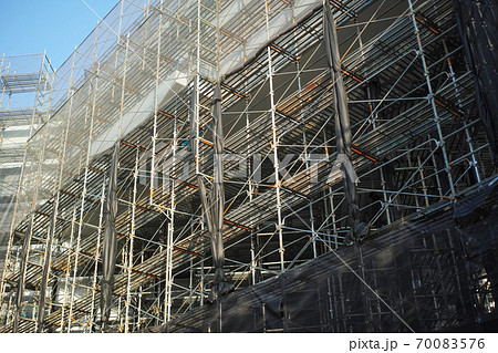 中層ビルの周囲に設置された仮設足場 70083576