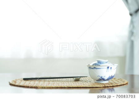 明るい窓辺に 伊万里焼 蓋つき茶碗. ウォールナット テーブルに置く. 英国アンティーク家具 明るい窓辺に 伊万里焼 蓋つき茶碗. ウォールナット テーブルに置く. 英国アンティーク家具 70083703