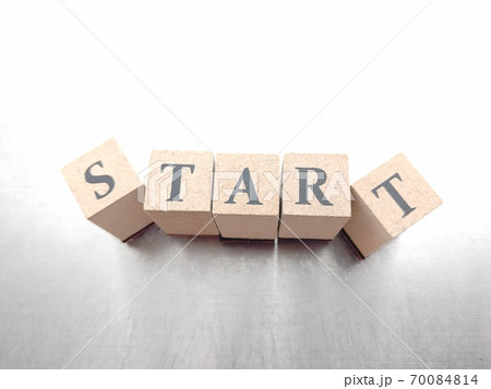 明るい光の中でSTARTと並べられたサイコロ文字2 70084814