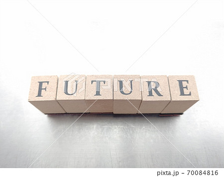明るい光の中でFUTUREと並べられたサイコロ文字 70084816