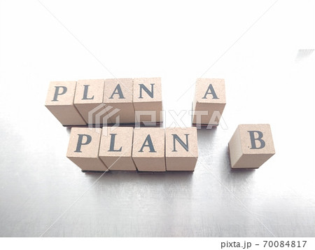 明るい光の中でPLANと並べられたサイコロ文字 70084817