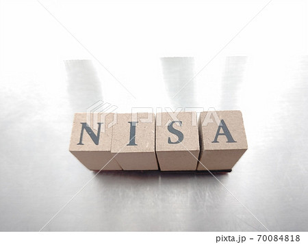 明るい光の中でNISAと並べられたサイコロ文字 明るい光の中でNISAと並べられたサイコロ文字 70084818