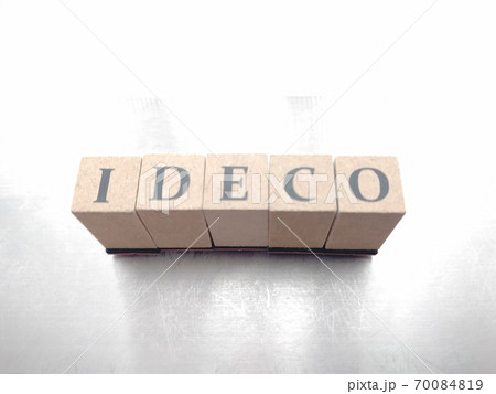 明るい光の中でIDECOと並べられたサイコロ文字 明るい光の中でIDECOと並べられたサイコロ文字 70084819