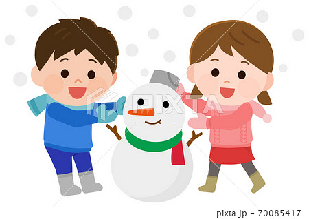 雪だるまを作って遊ぶ子供達　イラスト 70085417