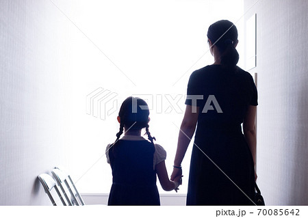 お受験の面接に向かう親子 70085642