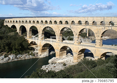 青空とポン・デュ・ガール　世界遺産　フランス 70085795