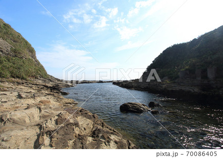 三浦・岩礁の道　劒崎　夫婦岩付近 70086405
