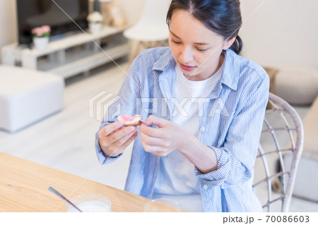 イチジクを食べる若い女性 イチジクを食べる若い女性 70086603