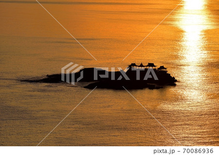日和山海岸からの後ケ島と竜宮城 70086936