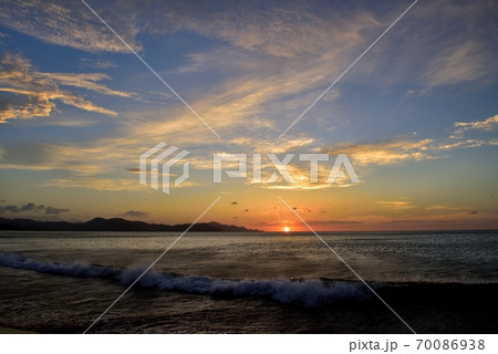 夕日が浦の夕焼け 70086938