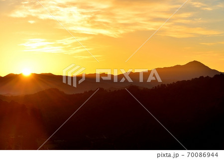 宇陀宮奥ダムの朝日 70086944