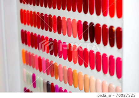 Nail polish on the artificial plastic nails 70087525