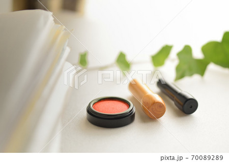 脱ハンコの時代、紙の書類と印鑑のイメージカット 70089289