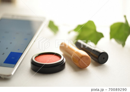 脱ハンコの時代、スマホと印鑑のイメージカット 脱ハンコの時代、スマホと印鑑のイメージカット 70089290