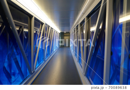 空港の搭乗橋内の通路 70089638