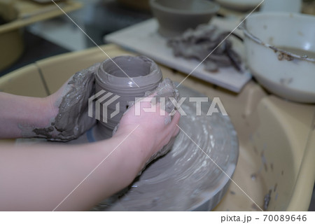 趣味の陶芸でロクロを回して気分転換 70089646