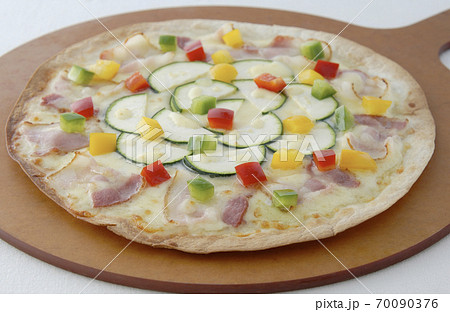 ピザさらにベーコンとズッキーニの薄焼きクリスピーピザ 70090376