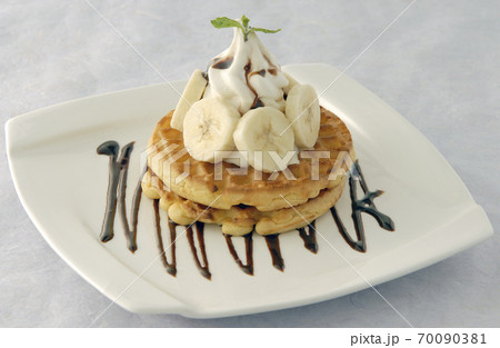 ワッフルにバナナとアイスクリームのトッピングにチョコレート 70090381