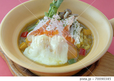 片手土鍋で作るサーモンとイクラのカレーリゾット 70090385