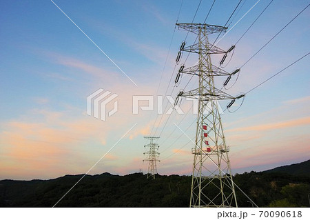 夕暮れの送電用鉄塔 夕暮れの送電用鉄塔 70090618