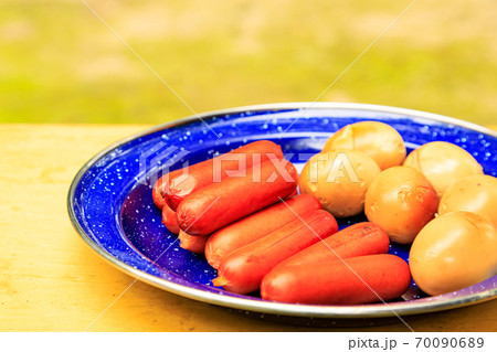 秋のキャンプでのウィンナーの燻製とたまごの燻製 70090689