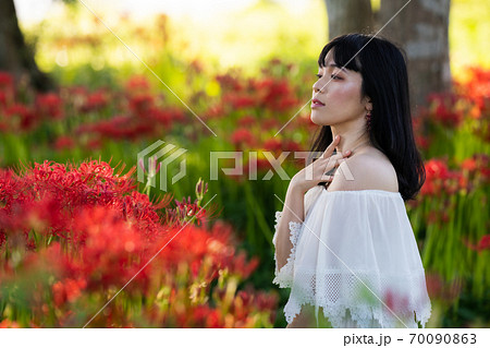 彼岸花と女性のポートレートの写真素材