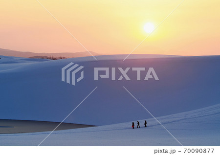 鳥取砂丘 雪 夕陽 鳥取砂丘 雪 夕陽 70090877