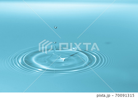Waves on the surface of the water from a collision. Drop of water drop to the surface. 70091315