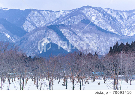 【滋賀県 大津市】雪が積もった冬の比叡山　自然風景 70093410