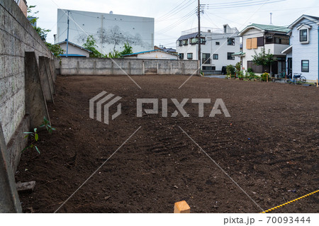 更地のある住宅街の風景 更地のある住宅街の風景 70093444