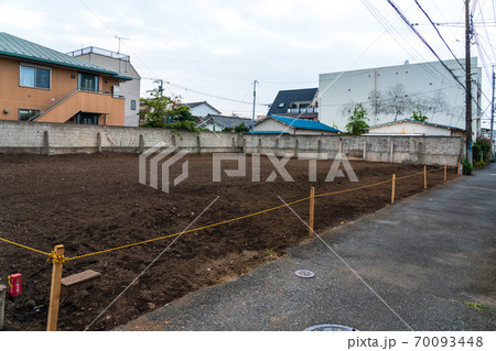 更地のある住宅街の風景 70093448