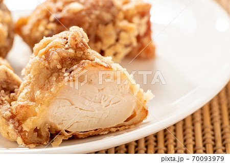 鶏もも肉の唐揚げの断面。 70093979