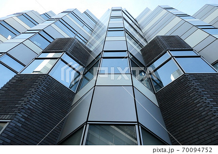 ガラス張りの幾何学的デザインのビルの写真素材