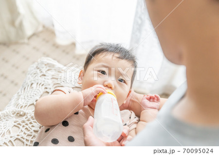 哺乳瓶でミルクを飲む赤ちゃん 70095024