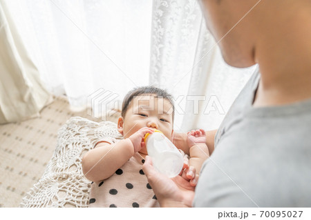 哺乳瓶でミルクを飲む赤ちゃん 70095027